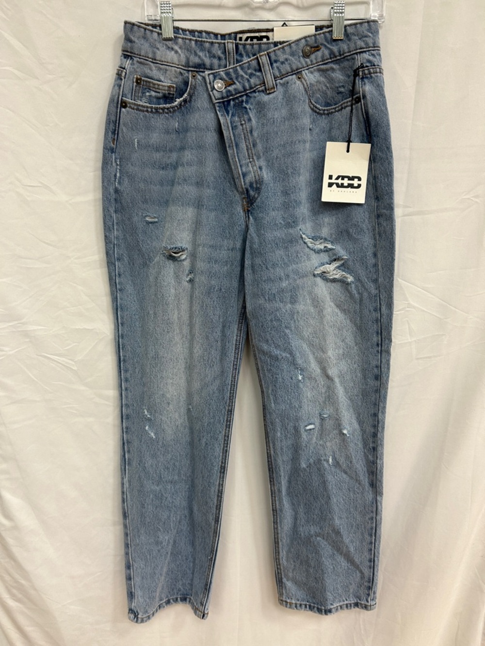 l KBB by KAHLANA Women's Mid-Rise Tapered
Leg 'The Dylan Jean' - Light Wash - Picture 4 of 6
